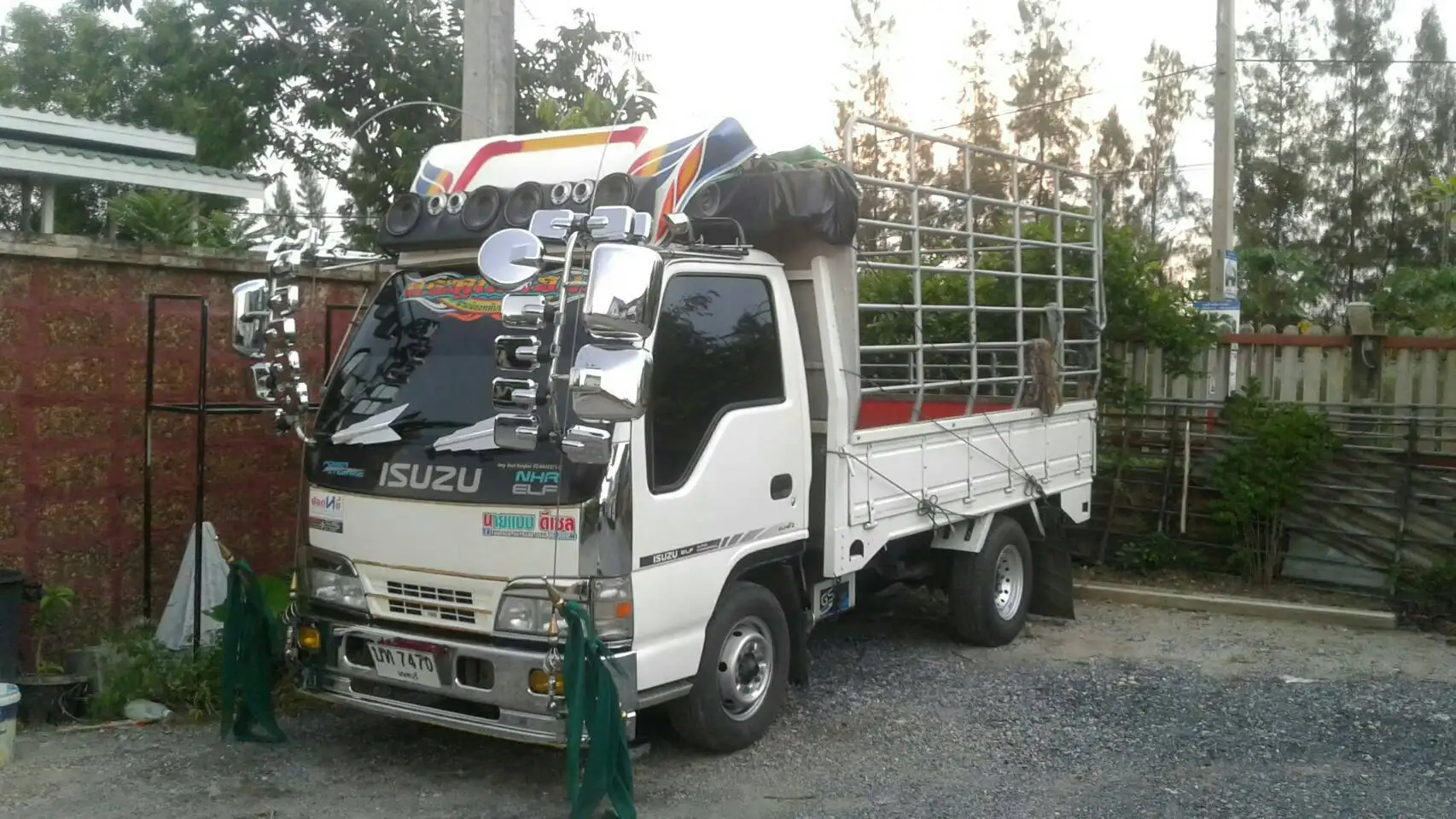 รถบรรทุก 4 ล้อ และรถพร้อมตู้คอนเทนเนอร์